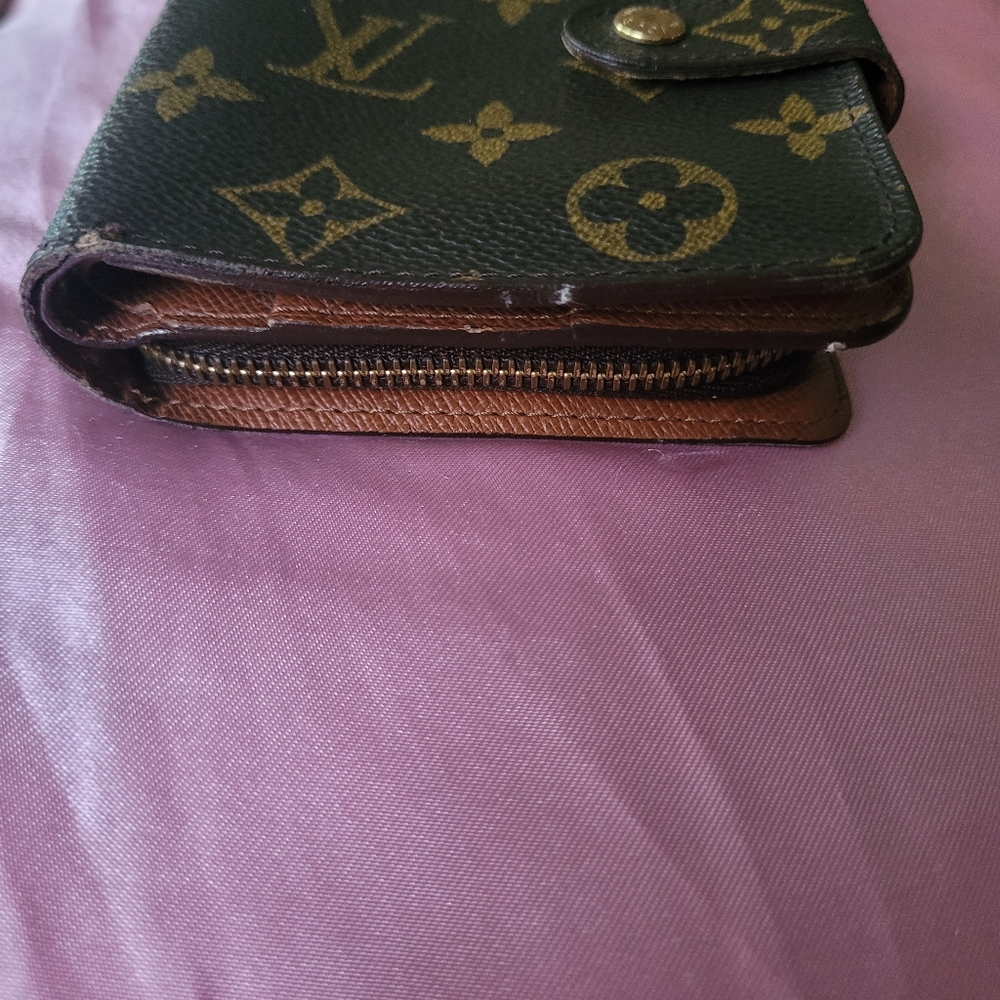 LV Wallet (AUTHENTIC) - Picture 6 of 16